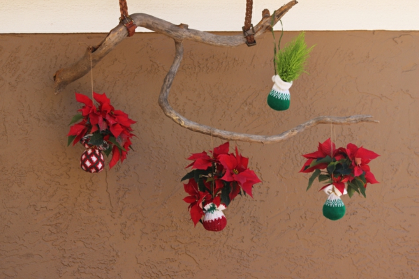 decoración de jardín para la pared - rama de árbol con elementos decorativos interesantes