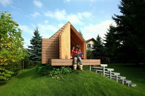 Idiličan vrtna kućica sa sedla krova za djecu