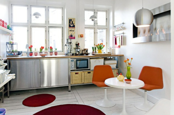 ikea-nehrđajući čelik-kuhinja-crveni tepisi - dvije stolice