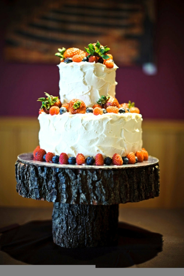 ünnep a fából készült esküvőre - gyönyörű fehér torta gyümölcsökkel