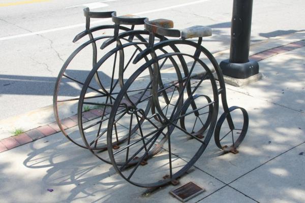 Stajalište bicikla u obliku bicikla