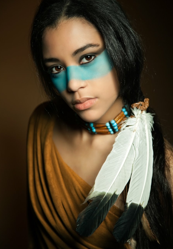 Indijanac-šminka-plava boja-ispod očiju-lijepa-mlada-žena-vrlo lijep i cool izgleda