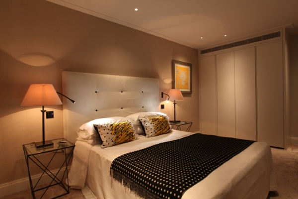 सुंदर-अप्रत्यक्ष-एलईडी प्रकाश व्यवस्था में बेडरूम