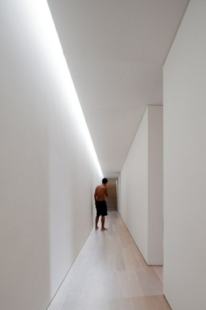 -indirecta iluminación de techo-pasillo-diseño-con-dirigido