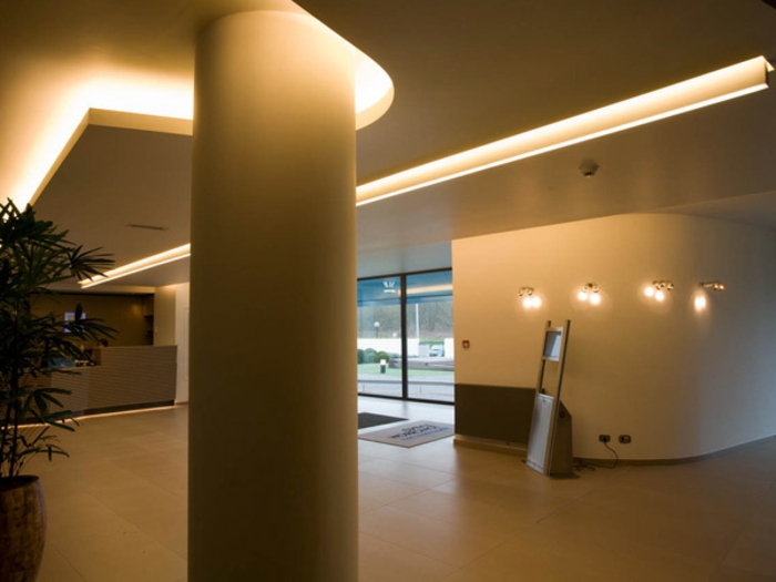 -indirecta iluminación de techo interesante-moderno-interior
