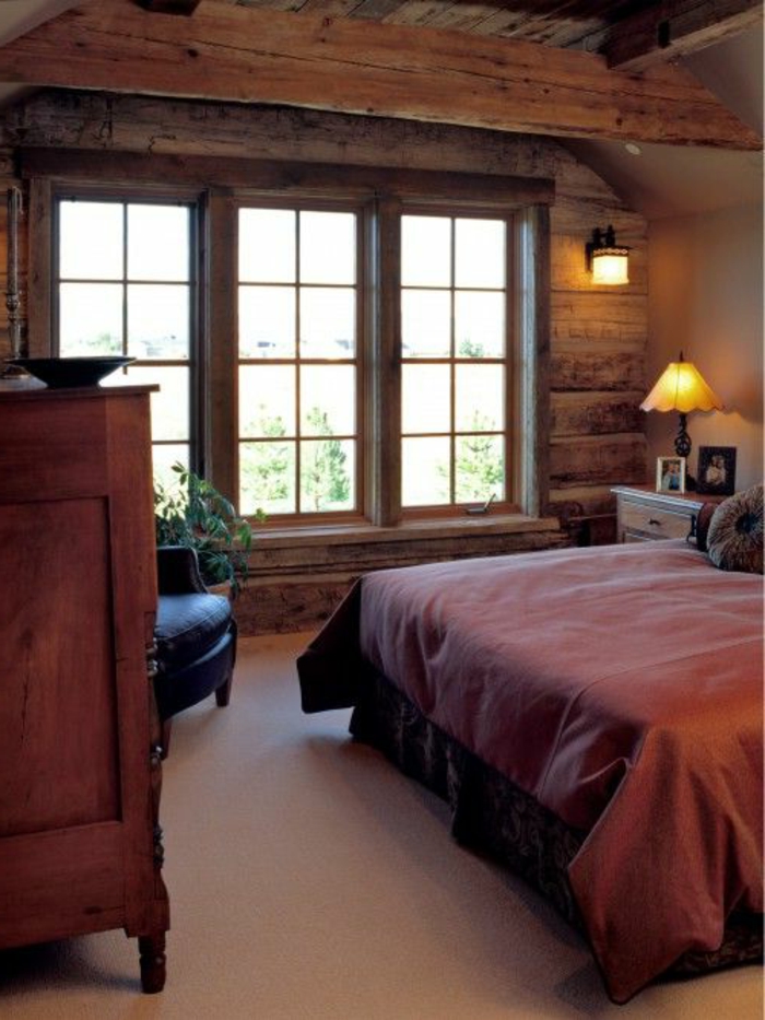 Rustikalna rustikalna spavaća soba s drvenim gredama i unutarnjim prozorima