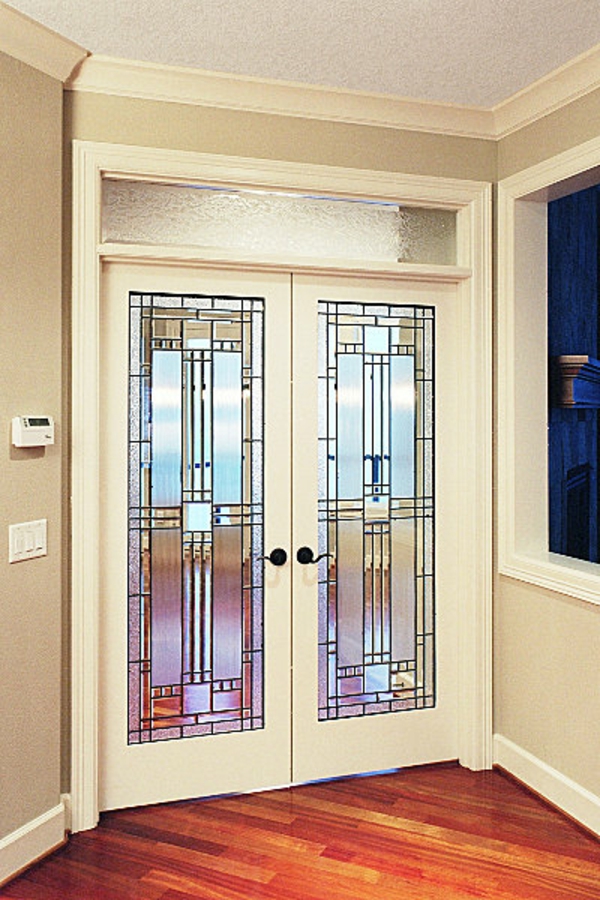 Accesorios interiores blancos decorados con puertas de vidrio fuera de vidrio