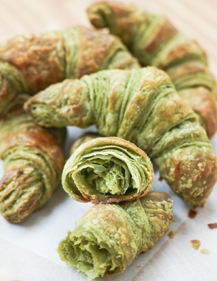 innovatív-receptek-with-Matcha zöld kávé-és croissant-with-Matcha egészséges reggeli:
