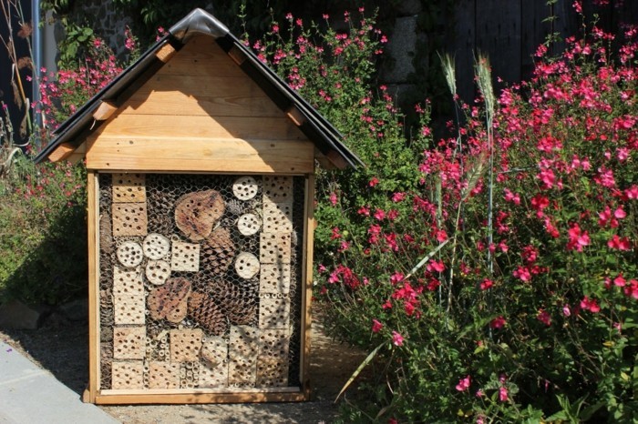 rovar szálloda saját-build-a-rovar-hotel-in-kertben