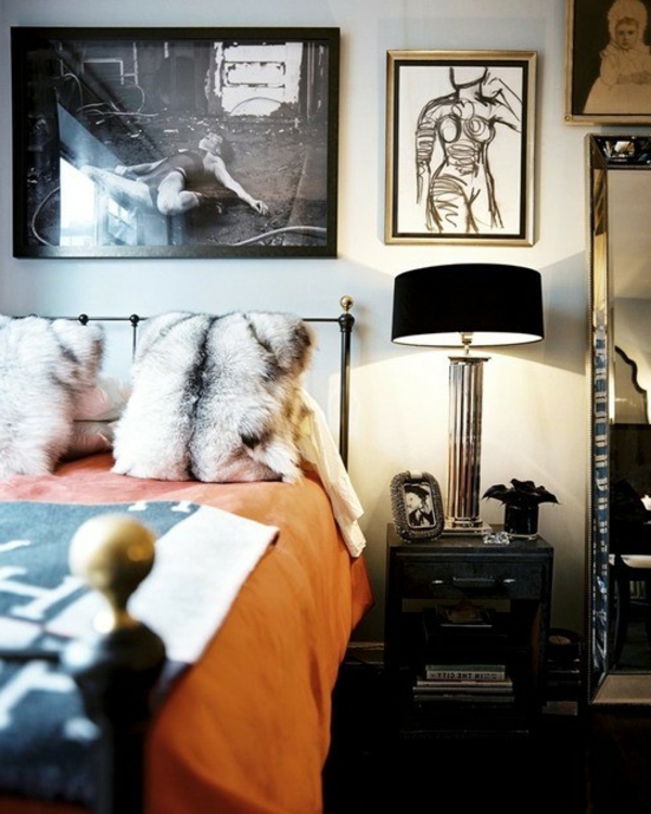 inspirativno-spavaća soba-crno-žarulja-narančasta pokrivača i dekorativni jastuci