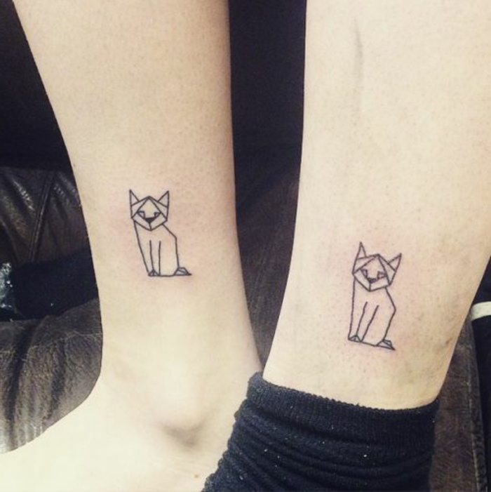 Tässä on kaksi pientä mustaa kissaa - ideoita tatuoinnissa jalassa