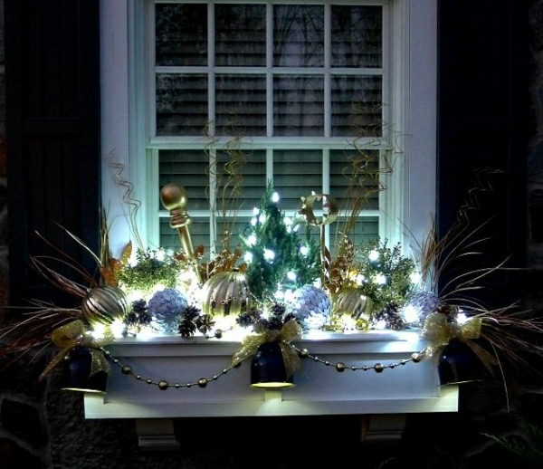ενδιαφέροντα φωτισμό παράθυρο διακόσμηση με τα Χριστούγεννα