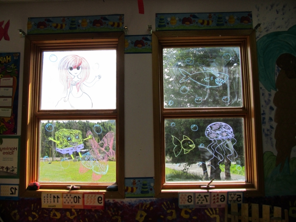 ενδιαφέρουσες διακοσμήσεις σε παράθυρο ζωγραφικής παιδιών