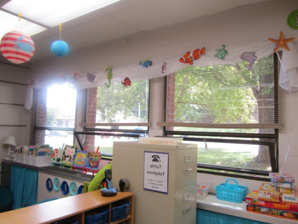 décoration de fenêtre intéressante pour les enfants dans le club des enfants