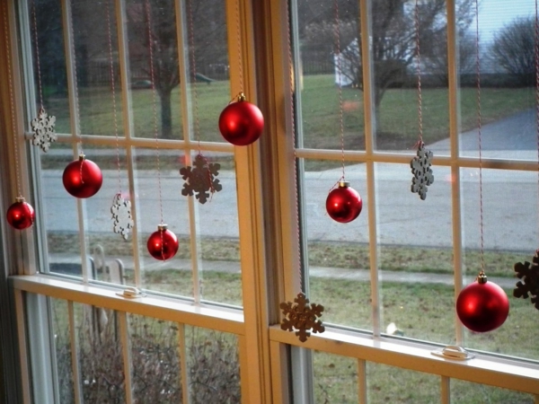 Интересно-Fensterdeko до Коледа-червени топки