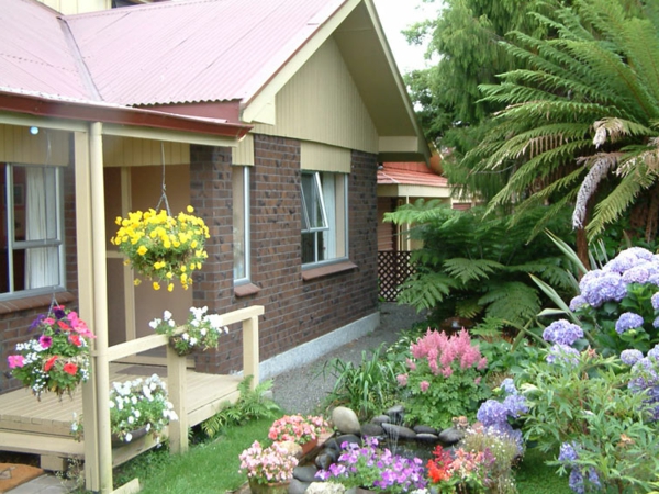 πολύχρωμα λουλούδια για ένα άνετο σπίτι με μοντέρνο κήπο