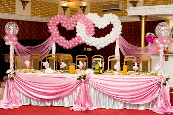интересна сватбена украса за балони на маса под формата на две сърца