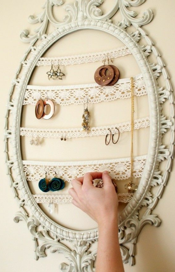 marco de espejo blanco y piezas de punto para almacenamiento de joyas