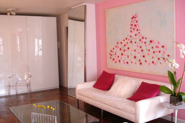 zanimljiva ružičasta zidna boja za dnevnu sobu s bijelim jastukom