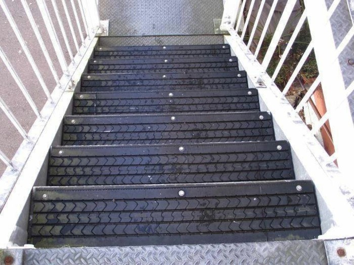 Érdekes-lépcső használt gumiabroncsok újrahasznosítása kreatív tervezés