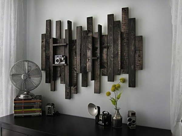 pared gris con una decoración interesante - tablas de madera marrón