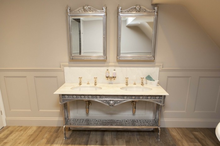 Lavado interesante escritorio-en-uno-pequeño-con-baño de dos espejos