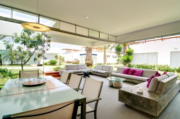 interesting-room-ideas-modern-living-room-dining table y mesa nido uno al lado del otro