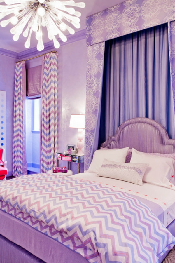 интересна-полилей-легло-с-възглавница в лилаво-спалня-модерен лустра
