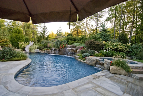 moderna piscina en Garden idea de diseño