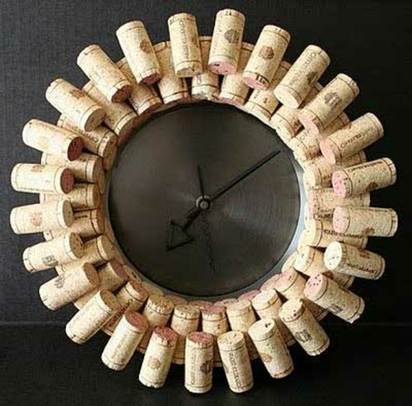 Un ejemplo interesante para la elaboración con corcho - hacer un reloj de pared