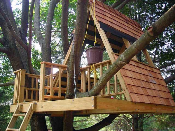 интересна дървена къща за деца