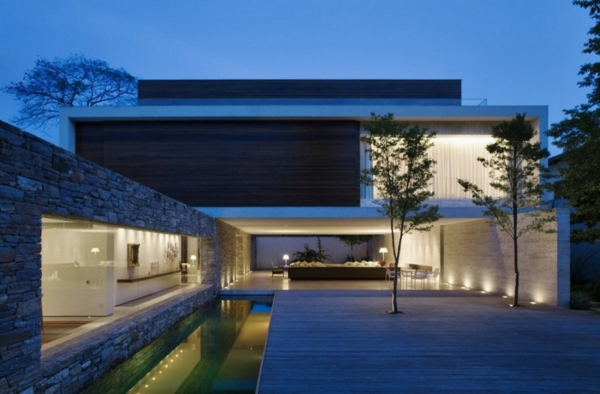 интересна къща-минимализъм-архитектура-две красиви дървета