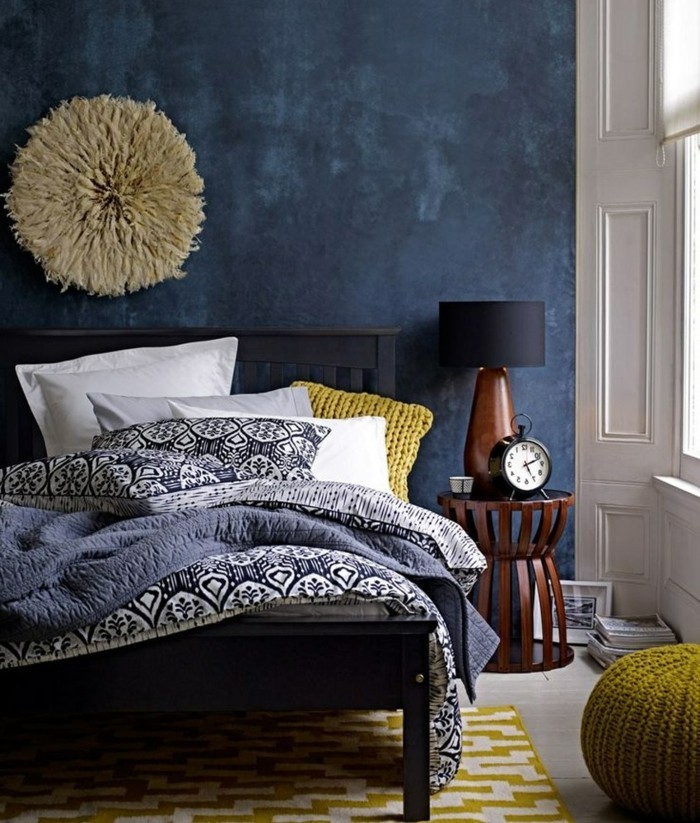 Интересен модел спалня стена цвят синьо-сиво-пра-интериор