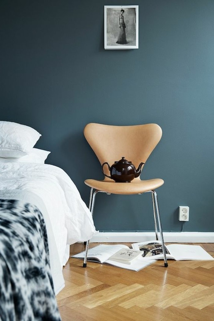 mielenkiintoinen makuuhuoneen-with-a-harmaa suuri vuode-ja seinän väri sininen