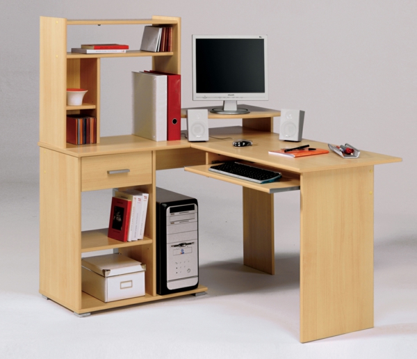 escritorio de diseño - muchos estantes y una pantalla