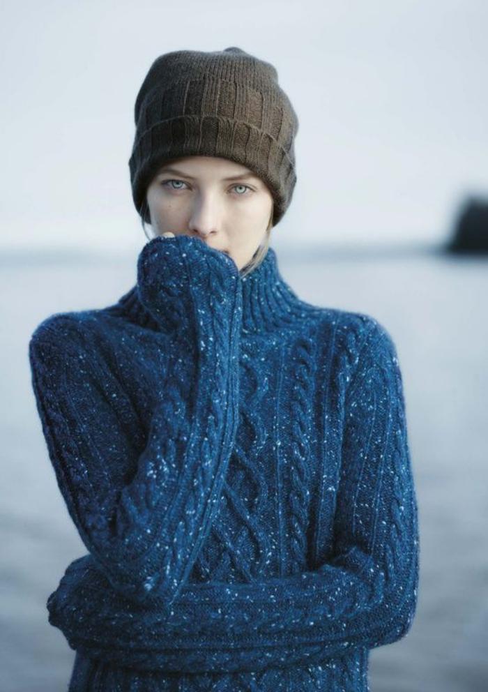 Ирландски пуловер синьо модели гайтани