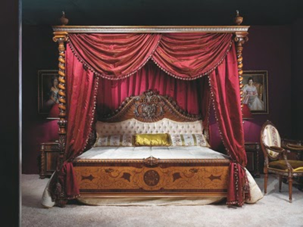 Италианската спалня-аристократично-легло-с-червени завеси