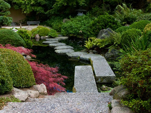 Losas de piedra para una pasarela de estilo japonés para el jardín