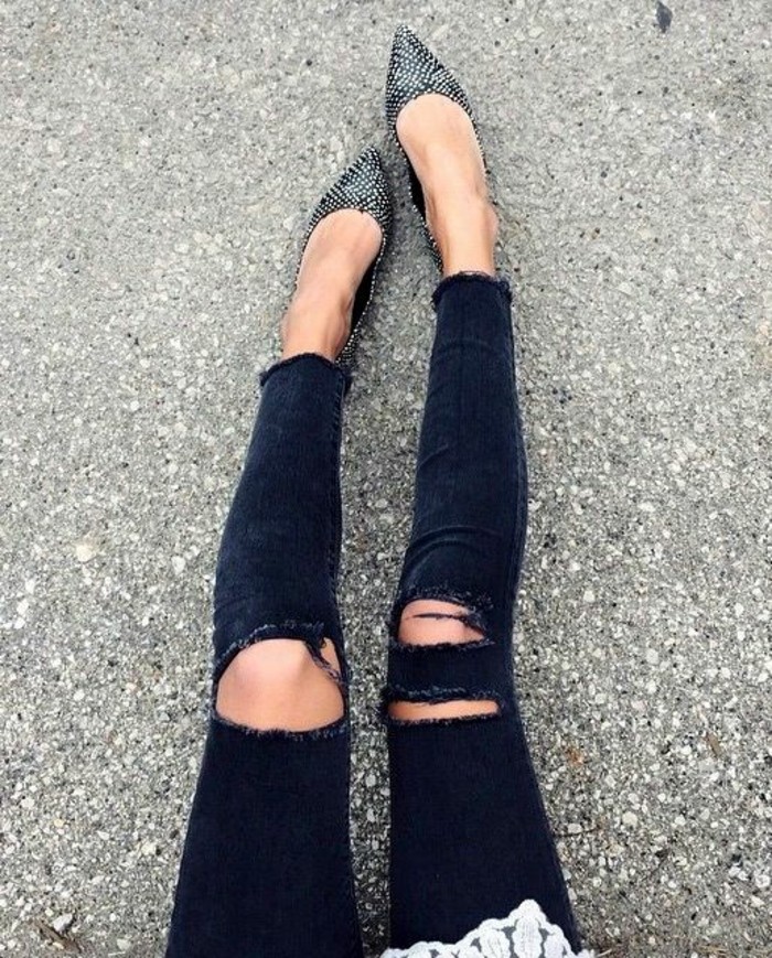 los pantalones vaqueros-con-negro-jeans rasgados-flaco-jeans-lady-efectiva zapatos
