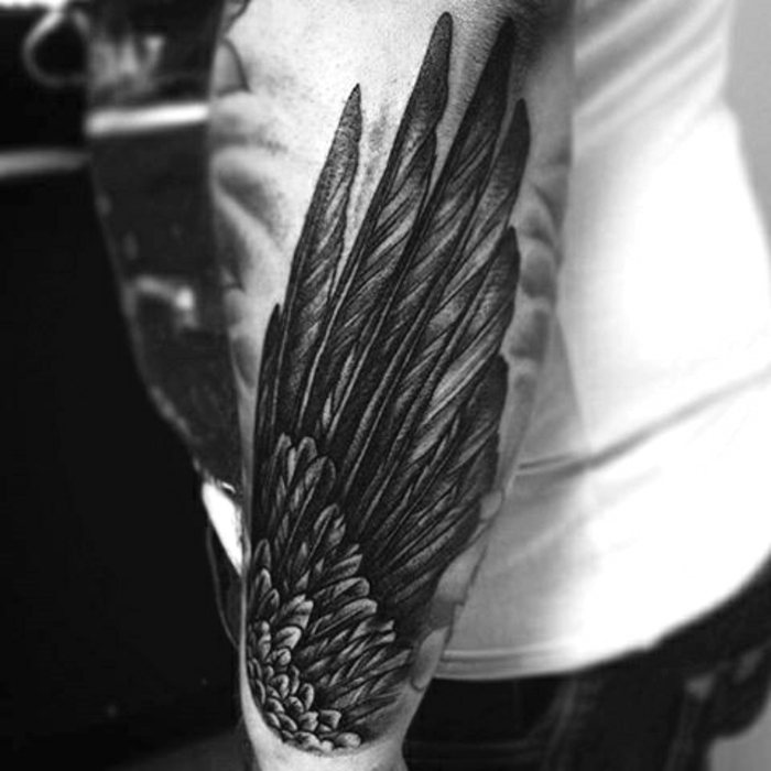 idea suurelle enkeli-tatuoinnille miehille - tässä näytämme sinulle enkelipesän, jossa on pitkät mustat höyhenet