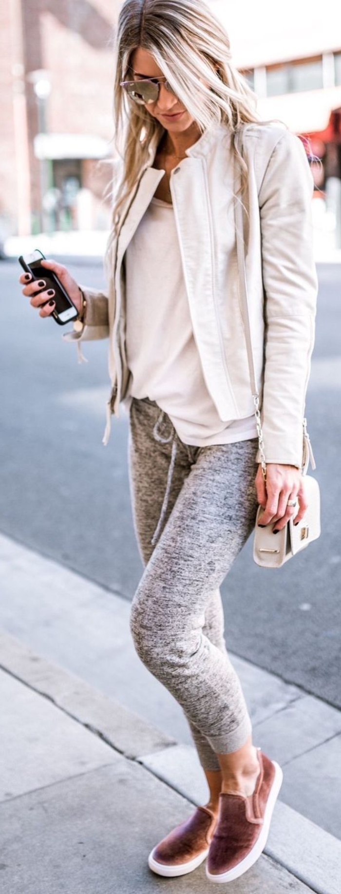 Sweatpants kombiniraju elegantnu džepnu kratku jaknu i tenisice