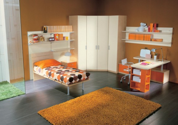 стая за младежи, оформена в оранжев цвят, в кабинет в бяло