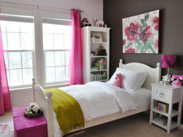 غرفة نوم الشباب انشاء وردية، والستائر