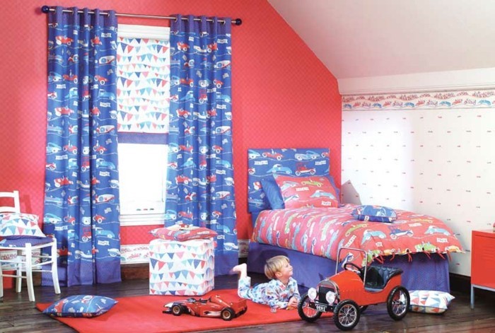 غرفة نوم الشباب المكياج وتزيين مع ملونة وcurtain-