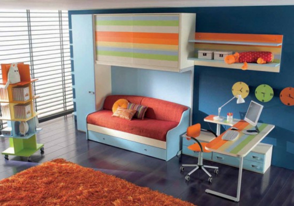 sala de juventud con un sofá y un escritorio colorido