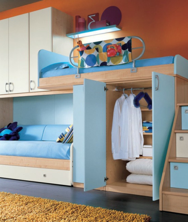 habitación para jóvenes con una litera y un sofá - azul y naranja