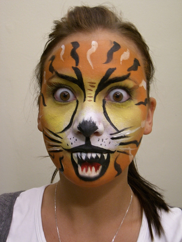 maquillaje de la mujer joven-con-un-divertido-de tigre