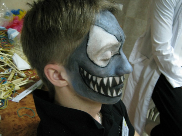момче-Хелоуин-грим-грозно-сива маска