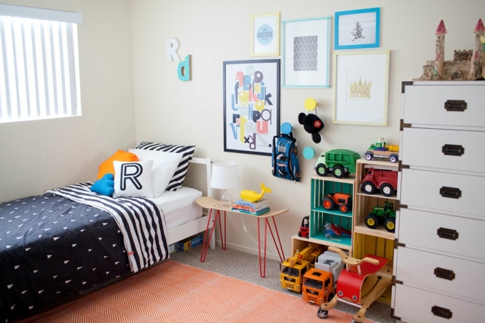 חדר ילדים להגדיר מיטה מנוקדת שמיכה צעצוע בפינה ארון מכוניות טירה