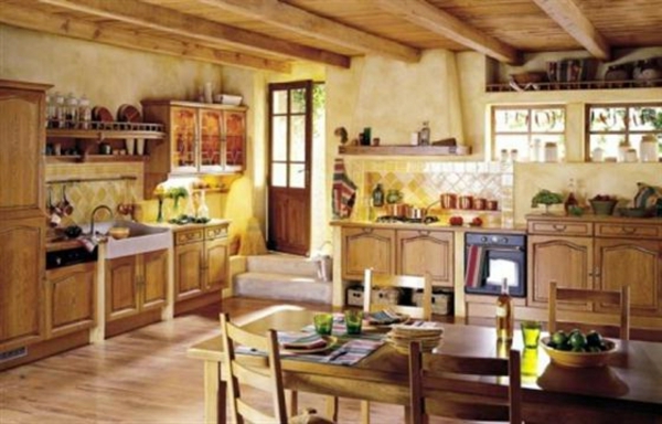 מטבח בסגנון כפרי - שולחן אוכל וארבע כיסאות עץ